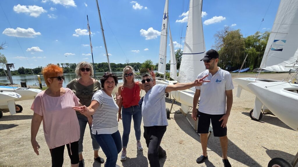Photo d'une groupe de personnes au club de voile de saint Quentin en Yveline