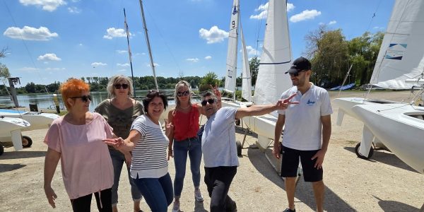 Photo d'une groupe de personnes au club de voile de saint Quentin en Yveline